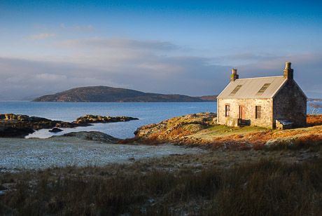 Scotland Mountains, Scottish Cottages, Cottage By The Sea, Scotland Highlands, Scottish Landscape, Dream Places, Beaux Villages, Isle Of Skye, Fishing Villages