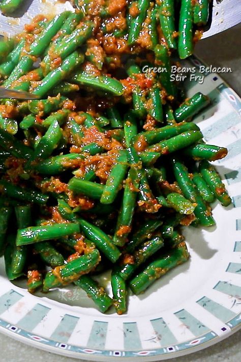 Crunchy green beans and flavorful spice paste makes this Green Beans Belacan… Malaysian Side Dishes, Crunchy Green Beans, Singapore Recipes, Malaysian Recipes, Masakan Malaysia, Malay Food, Malaysian Cuisine, Asian Vegetables, Singapore Food