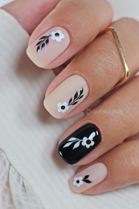 Tips Nails Acrylic, Teen Nail Art, Dotting Nail Art, White Nail Art Designs, Nail Art Nude, Leaves Nail Art, Short Nails Cute, White Gel Polish, Cute Fall Nails