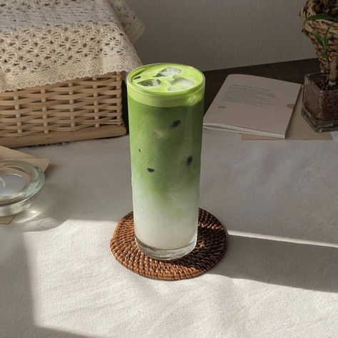 Matcha Tea Latte, Mint Green Aesthetic, Boba Drink, Matcha Drink, Cafe Aesthetic, Verre Design, Green Drinks, Fancy Drinks, Pretty Drinks