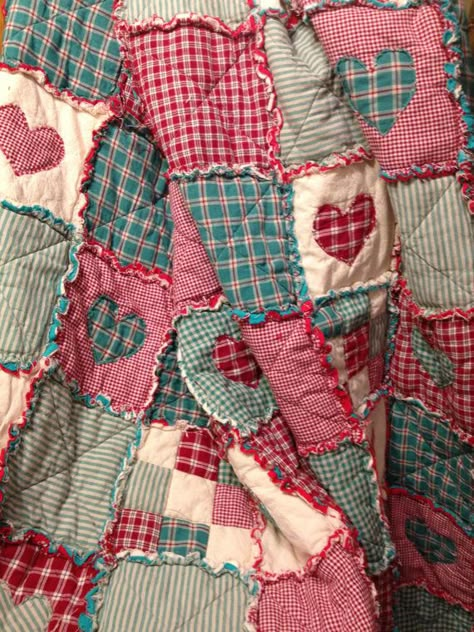 Heart quilt Colchas Quilting, Rag Quilt Patterns, Primitive Quilts, Rag Quilts, Country Quilts, Quilt Baby, Patchwork Quilting, Heart Quilt, Rag Quilt