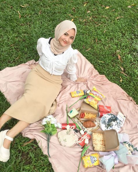 Outfit Piknik, Piknik Date, Garden Party Outfit, Picnic Ideas, Bday Girl, Ootd Hijab, Hijab Tutorial, Photographic Art, Birthday Photoshoot