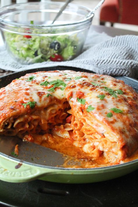 Stuffed Chicken Parmesan Pizza - Recipes Inspired by Mom Stuffed Chicken Parmesan, Vodka Cream Sauce, Chicken Parmesan Pizza, Parmesan Pizza, Stuffed Pizza, Chicken Crust Pizza, Cream Sauce Pasta, Chicken Parmesan Pasta, Cream Pasta