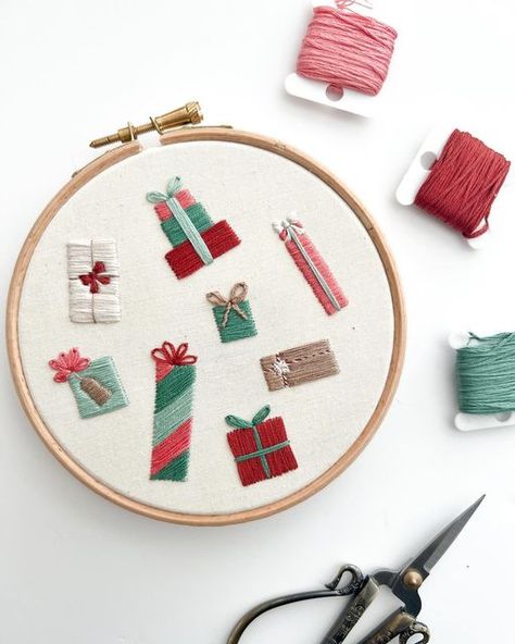 Embroider Ideas, Holiday Embroidery, Learning To Embroider, Miniature Embroidery, Digital Embroidery Patterns, Christmas Embroidery Patterns, Embroidered Art, Sewing Embroidery Designs, Christmas Sewing