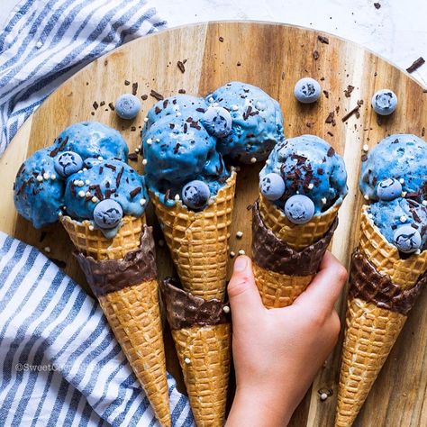 𝙰 𝚗 𝚎 𝚝 𝚊 | Healthy Foodie on Instagram: “SWIPE 💙➡️ Which do you like best ?? 💕 . . Those homemade BANANA ALMOND ICE CREAM tinted with blue spirulina and served with dark chocolate…” Almond Ice Cream, Vegan Diet Recipes, Blueberry Ice Cream, Blue Spirulina, Detox Salad, Blue Food, Best Detox, Eat The Rainbow, Healthy Foodie