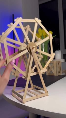 OMG the cutest ferris wheel gift 😭🎡 | diy gift ideas | TikTok Gift Ideas Tiktok, Mainan Diy, مشروعات العلوم, Diy Popsicle, Kraf Diy, Fotografi Alam Semula Jadi, Popsicle Stick Crafts, Diy Gift Ideas, Easy Diy Gifts