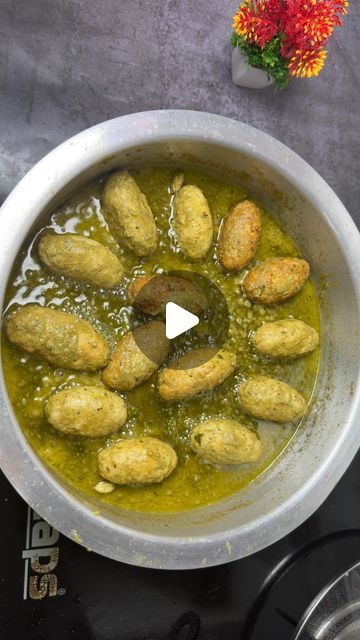 Gulnaz on Instagram: "Hara Gola Kabab Recipe / Afgani Korma Recipe / Green Kofta Curry Recipe  Ingredients: For making kofta; 500 grams boneless chicken  8 to 10 garlic cloves  1 small size onion  Coriander leaves  Green chillies  1 tsp coriander powder  1 tsp salt 1 tsp cumin powder  1 tsp garam masala 1 tbsp desiccated coconut  1 tsp red chilli flakes  1 tbsp butter or ghee   For green paste we need; 1 tbsp melon seeds 6 to 8 cashews  1 tbsp desiccated coconut  Coriander leaves and mint Green chillies  2 tbsp curd  For curry; 1/2 cup oil Whole spices  1  tbsp ginger garlic paste  1 onion paste 1 tbsp coriander powder  1 tsp cumin powder  1 tsp garam masala 1 tsp salt  सामग्री: कोफ्ता बनाने के लिए; 500 ग्राम बोनलेस चिकन 8 से 10 लहसुन की कलियाँ 1 छोटा प्याज़ धनिया पत्ती हरी मिर्च 1 छोटा चम Gola Kabab, Onion Paste, Kofta Curry Recipe, Kofta Curry, Kabab Recipe, Korma Recipe, Whole Spices, Melon Seeds, Ginger Garlic Paste