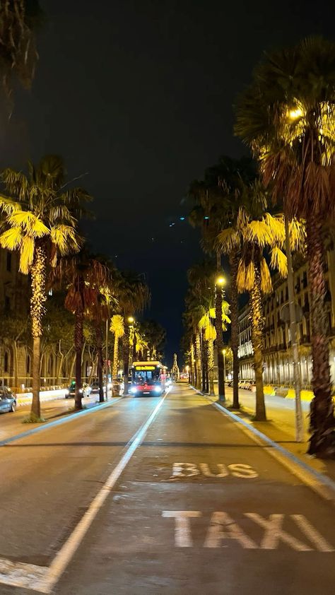 Barcelona At Night Aesthetic, Barcelona Night Life, Barcelona Spain Aesthetic Night, Barcelona Aesthetic Night, Barcelona At Night, Night In Barcelona, Barcelona Spain Aesthetic, Barcelona Vibes, Barcelona House