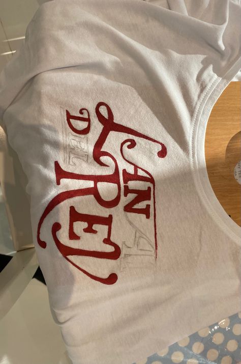 Lana Del Rey Diy Shirt, Lana Del Rey Tshirt Design, Lana Del Ray Tshirt, Lana Del Rey Canvas Painting Easy, Lana Del Rey Aesthetic Painting, Lana Del Rey Tshirt, Painted Tshirts Diy Ideas, Diy Tshirt Painting Ideas, Lana Del Rey Shirt