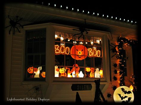 Displaying some small Halloween vintage blowmolds in front bay window. Diy Halloween Window Decorations, Diy Halloween Window, Halloween Window Display, Pelottava Halloween, Halloween Window Silhouettes, Halloween Window Decorations, Halloween Diy Outdoor, Fairy Halloween Costumes, Casa Halloween