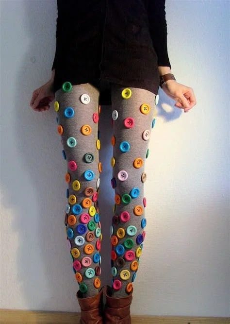 Pola Top, Funky Tights, Button Pants, Stylish Socks, Diy Buttons, Cute As A Button, Button Art, Crazy Socks, Button Crafts