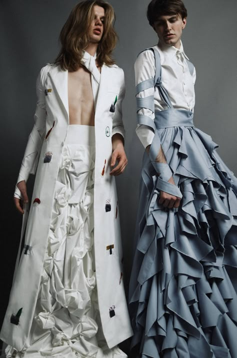 Masculine Dresses, Men In Dresses, Fluid Fashion, Gender Fluid Fashion, Sculptural Fashion, Men In Skirts, Genderless Fashion, Queer Fashion, Gender Fluid