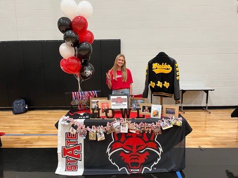 College Signing Day Table Ideas Cheer, College Signing Table Ideas, Signing Table College, Sports Signing Day Table Ideas, Baseball Signing Day Table, Signing Tables For College, Nli Signing Table Ideas, Athlete Signing Day Table Ideas, College Signing Day Table Ideas Softball