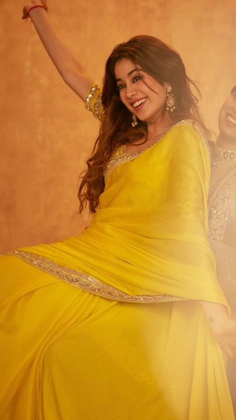 Saree For Haldi, Janhvi Kapoor Hot, Jaanvi Kapoor, Neha Rajpoot, Manish Malhotra Saree, Jahnavi Kapoor, Saree Inspiration, Jahnvi Kapoor, Janvi Kapoor