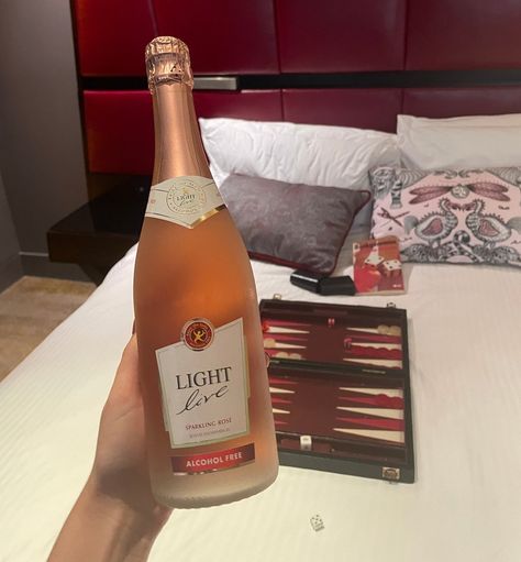 Best Non Alcoholic Wine, Non Alcoholic Wines, Non Alcoholic Drinks Bottles, Beverages Aesthetic, Non Alcoholic Champagne, Hint Water, Best Non Alcoholic Drinks, Alcohol Free Wine, Giving Up Drinking