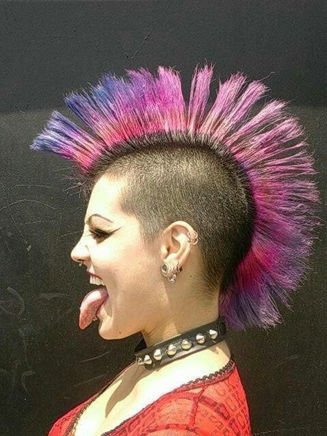 Love the mohawk & she's pretty Punk Mohawk, Punk Rock Girls, Chicas Punk Rock, Chica Punk, Rocker Hair, Mohawk Haircut, Punk Culture, Mohawks, Punk Hair