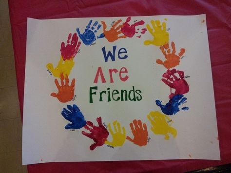 Bulltion Bord School, Friendship Day Chart Ideas, Friendship Wreath Preschool Hand Prints, My Friends Crafts For Toddlers, Friendship Day Craft For Preschool, Friendship Crafts For Infants, Friendship Banner Preschool, Friendship Day Celebration In Preschool, Friendship Day Ideas Activities