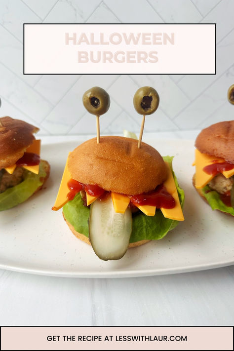 halloween burgers Halloween Burgers, Dairy Free Halloween, Creative Halloween Treats, Cute Halloween Treats, Cooking For Beginners, Halloween Bash, Halloween Dinner, Burger Buns, Halloween Monster