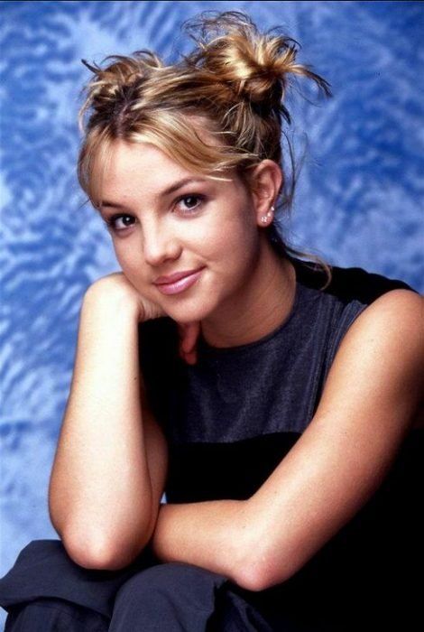 26 Increíbles peinados que solo las chicas de los 90 usaron Britney Spears Shaved Head, Britney Spears Hair, Britney Spears 1999, 2000s Hair, Britney Spears Outfits, 2000s Hairstyles, Look 80s, 90’s Hairstyles, 90s Hair