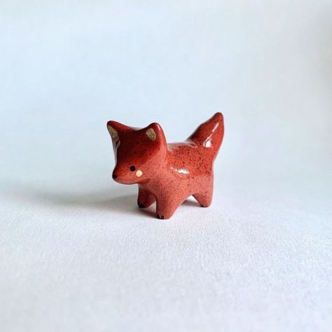 Mini Art Sculptures, Sculpting Clay Ideas For Beginners, Cute Animal Clay Art, Polymer Clay Cute Figures, Aesthetic Clay Figures, Polymer Clay Aesthetic Ideas, Ocean Polymer Clay, Fox Clay Sculpture, Clay Cute Crafts