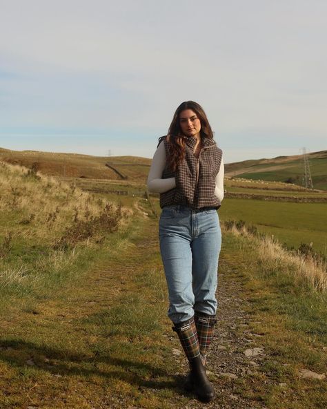 the sheep were paid actors🐑🧺☕️🌾🤎🌧️ Mary Skinner Outfits, Scotland Girl, Girl Falling, Fall Wardrobe, Outfit Inspirations, Fashion Inspo, Outfit Inspo, Wardrobe, Actors