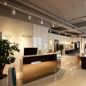 » Jack & Jones store by Riis Retail, Kolding – Denmark Korean Nail Salon, Brick Cafe, Zinc Table, Salon Interior Design Ideas, Nail Salon Interior Design, Walnut Wood Color, Nail Salon Interior, Korean Nail, Open Ceiling