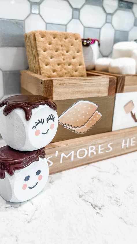 creativeonthecheap on Instagram: Marshmallows anyone? Make these cute marshmallows with wooden dice from @dollartree. Set up a s’mores bar with these cuties and enjoy… Smores Diy, Smores Ornaments, Dice Crafts, Tired Trays, Christmas Cookies Packaging, Marshmallow Crafts, Cookies Packaging, Crafts By Season, Tree Projects