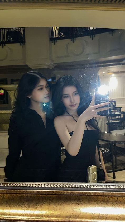 Bestie Aesthetic, Prom Dinner, Rich Women Lifestyle, Long Shiny Hair, Friendship Photoshoot, Korean Best Friends, Studio Portrait Photography, Aesthetic Ig, Selfie Poses Instagram