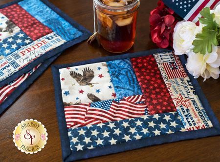 Log Cabin Mug Rugs, Patriotic Mug Rugs, Shabby Fabrics Quilts, Tiny Quilts, Mug Mats, Christmas Quilting, Colorful Quilt, Mug Rug Patterns, Quilted Potholders