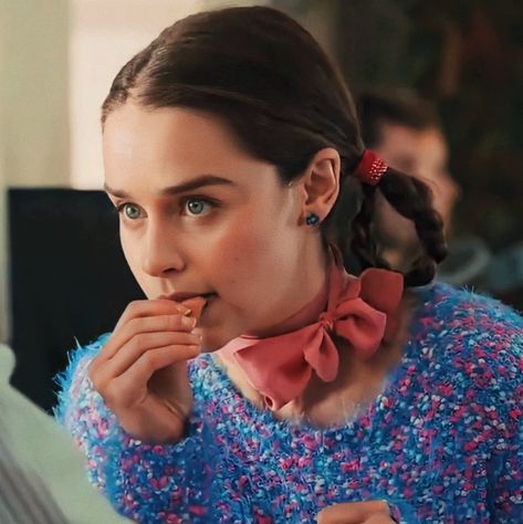 me before you icons // louisa clark icons Clark Outfit, Louise Clark, Louisa Clark, Romantic Drawing, Quirky Girl, Twitter Icon, Emilia Clarke, Alt Fashion, Insta Posts