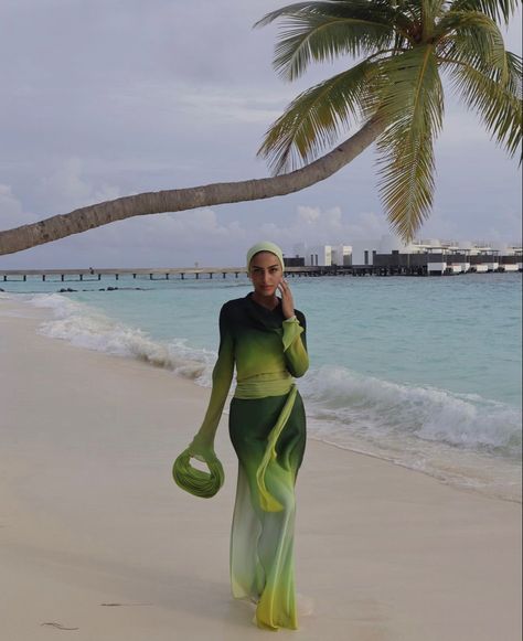 Headscarf Beach Outfit, Modest Summer Beach Outfits, Beach Hijab Outfit Ideas, Green Beach Dress, Hijab Beach Outfit, Hijabi Beach Outfit, Beach Outfit Hijab, Modest Beach Outfit, Hijabi Summer