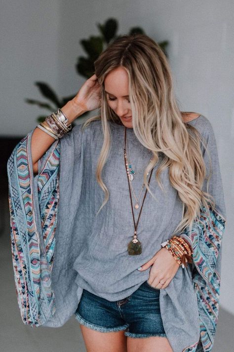 9327969053c0068dd9e07c529866b94ddesc41100108ri Blusas Crop Top, Look Boho Chic, Bohemian Beauty, Three Birds, Estilo Hippie, Estilo Boho Chic, Birds Nest, Poncho Tops, Hippie Outfits