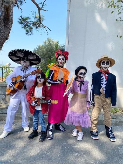 Diy Kakamora Coconut Costume, Disney Coco Costume, Coco Halloween Party, Coco Theme Trunk Or Treat, Coco Halloween Costume Family, Diy Coco Costume, Coco Inspired Outfits, Miguel Coco Halloween Costume, Coco Theme Halloween Decorations