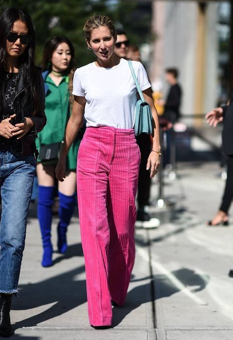 hot pink Outfit With Flare Jeans, Outfits With Flares, Shortalls Outfit, Pink Pants Outfit, Hot Pink Pants, Wide Wale Corduroy, New York Fashion Week Street Style, 70s Inspired Fashion, Looks Street Style