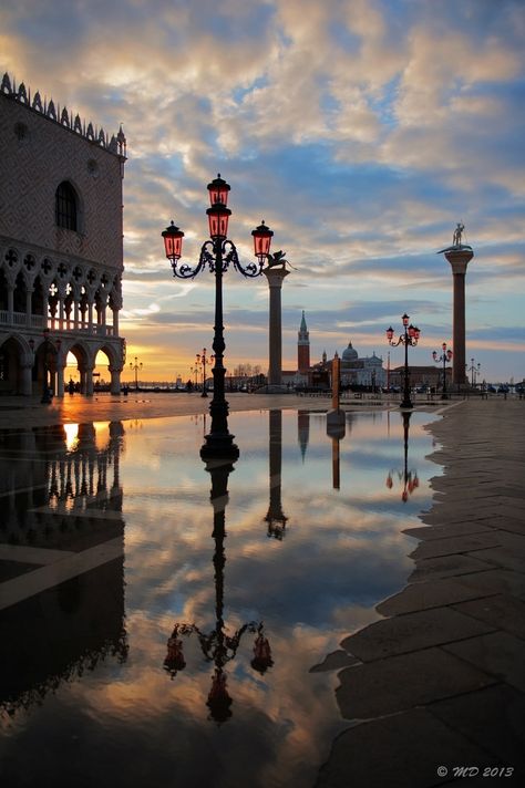 Senza Titolo Italy Vacation, Street Light, Venice Italy, Places Around The World, Most Beautiful Places, Wonderful Places, Italy Travel, Vacation Spots, Beautiful World