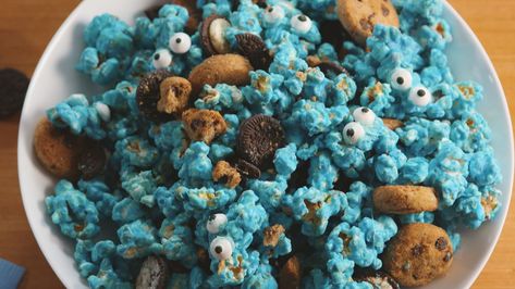 Cookie Monster Popcorn, Monster Popcorn, Popcorn Recipes Easy, Easy Popcorn, Monster Cookie, Popcorn Recipe, Blue Monster, Kid Friendly Snack, Popcorn Recipes