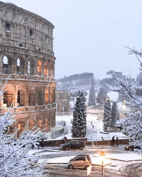 Snowy Rome ☃️🇮🇹 Rome Italy Aesthetic, Italia Aesthetic, Christmas In Rome, Rome Winter, Italy Winter, Christmas In Italy, Italy Pictures, Regions Of Italy, Italy Aesthetic