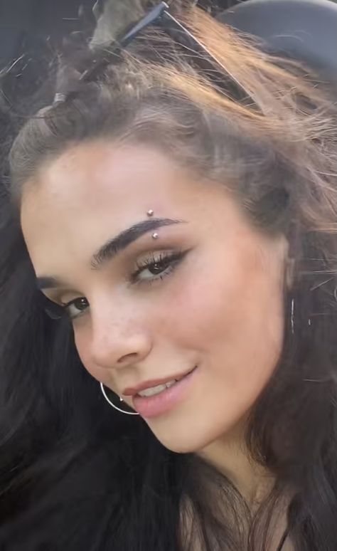 Delicate Eyebrow Piercing, Pretty Eyebrow Piercing, Women Eyebrow Piercing, Brow Piercing Aesthetic, Eyebrow Hoop Piercing, Aesthetic Eyebrow Piercing, Tiny Eyebrow Piercing, Girl Eyebrow Piercing, Eyebrow Piercing Women