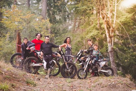 Motocross Family Pictures, Dirt Bike Family Pictures, Dirt Bike Family, Dirt Bike Pictures, Motocross Family, Photographer Poses, Bike Pictures, Family Pics, Family Picture