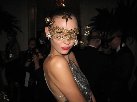 Jessica Alba Surrealist Masks, Mask Ball Outfit, Mask Party Outfit, Masquerade Party Aesthetic, Masquarade Mask, Masquerade Aesthetic, Prom Mask, Masquerade Prom, Mask Ball