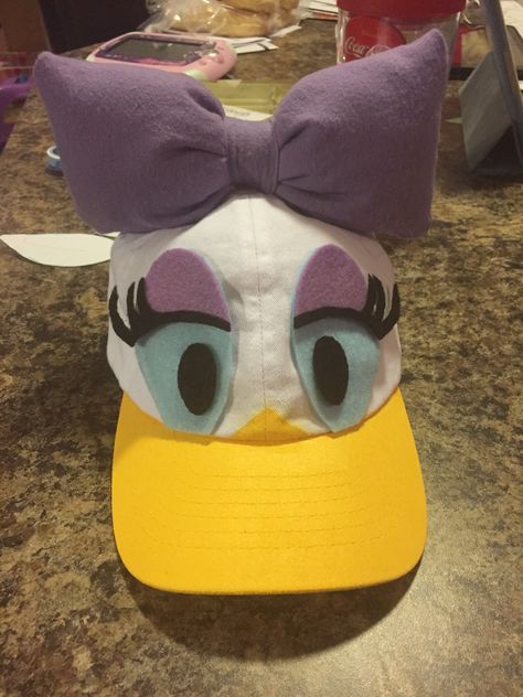 Diy Daisy Duck Costume, Daisy Duck Halloween Costume, Daisy Duck Halloween, Costume Halloween Famille, Daisy Duck Costume, Duck Halloween Costume, Pata Daisy, Donald Duck Costume, Daisy Costume