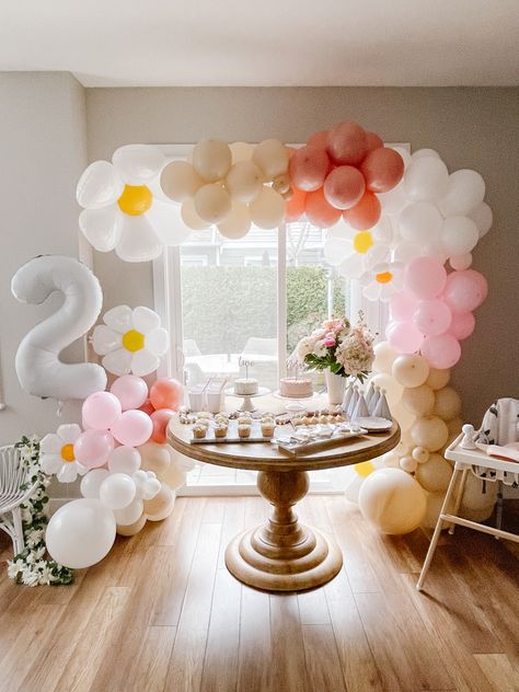 Low Key 2nd Birthday Party, Small Second Birthday Ideas, Daisy Themed Birthday Party Ideas, 2nd Birthday Decoration Ideas At Home, Girl Two Birthday Theme, Simple 2nd Birthday, Summer 1st Birthday Party Ideas, Second Birthday Girl Theme, Daisy Themed Birthday Party