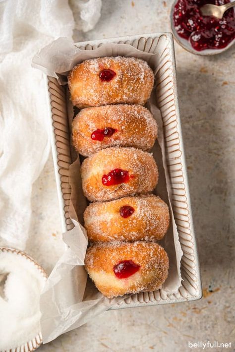 Powdered Jelly Donut, Donuts Video, Hanukkah Recipes, Jelly Donuts, Jelly Donut, Mini Pavlova, Jelly Doughnuts, Homemade Spaghetti Sauce, Pavlova Recipe