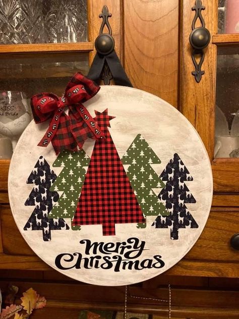 Round Door Signs With Gnomes, Christmas Bows Diy, Christmas Wooden Signs, Diy Christmas Presents, Wooden Christmas Crafts, Boho Crafts Diy, Door Signs Diy, Xmas Deco, Christmas Signs Wood