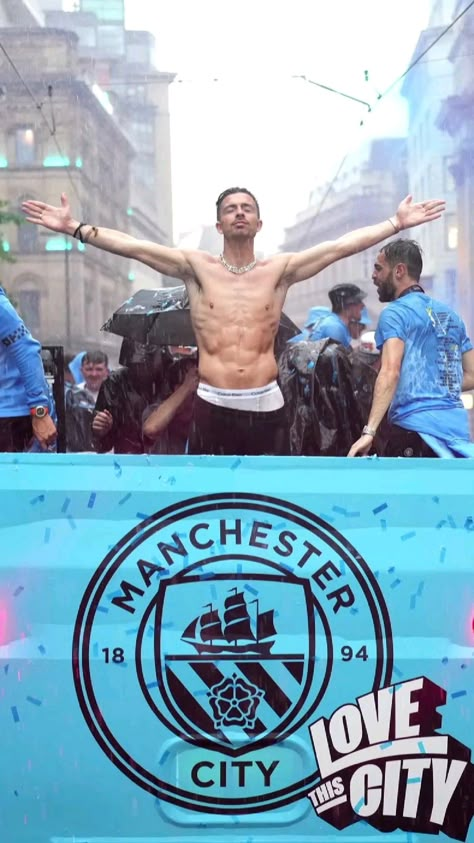 Jack Grealish celebrating winning the Champions League on the team bus. Jack Grealish Wallpaper Iphone, Jack Grealish Wallpaper, Grealish Wallpaper, Champions League Poster, Messi Funny, Fate Stay Night Rin, Manchester City Wallpaper, Bike Drawing, Messi Photos