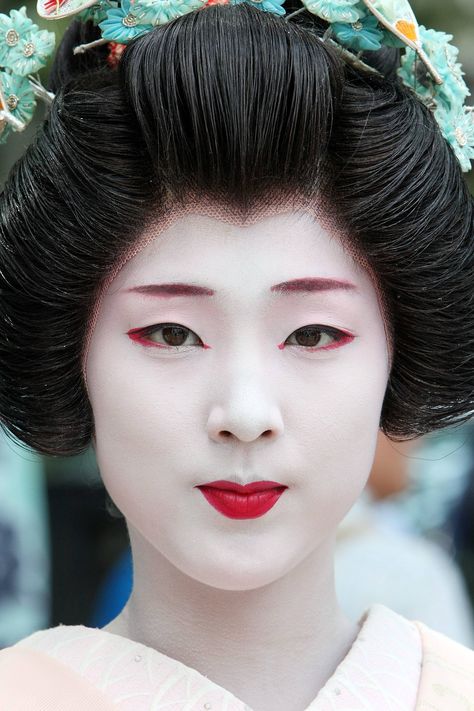 Geisha Makeup, Geisha Hair, Japan Makeup, Makeup Hacks Beauty Secrets, Geisha Art, Hair And Makeup Tips, Japanese Makeup, Japanese Geisha, Costumes Ideas