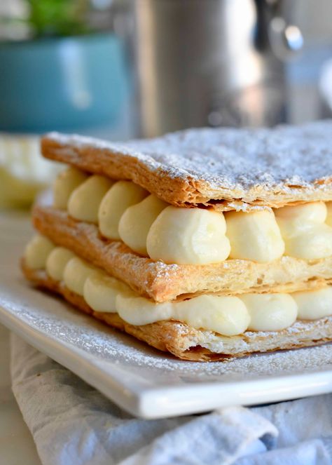 Millefoglie Cake, Cake And Custard, Puff Pastry Cake, Napoleons Recipe, Puff Pastry Desserts, Italian Dessert, Puff Pastry Recipes, Pastry Desserts, Italian Desserts