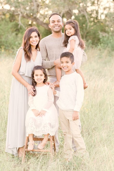 Hey Nasreen, Family Photo Tips, What To Wear Photoshoot, Summer Family Photos, Neutral Sweaters, Fall Family Pictures, Spring Family, Beach Family Photos, Outfit Plan