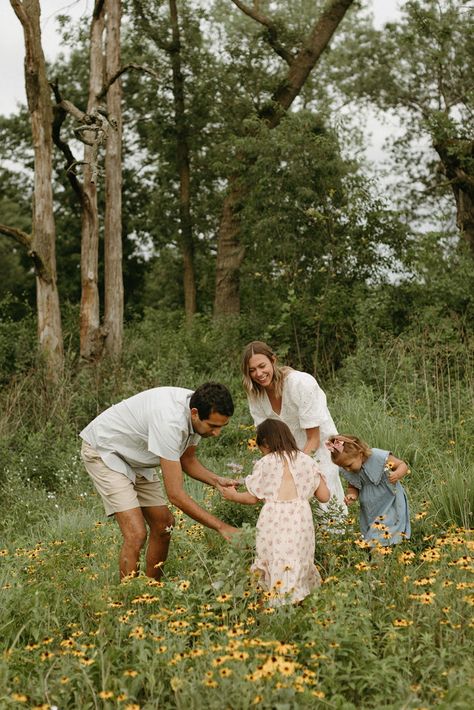 Family Farm Aesthetic, Country Family Aesthetic, Cottagecore Family, Peaceful Family, Minnesota Summer, Cottagecore Life, Family Nature, Irish Countryside, Family Summer