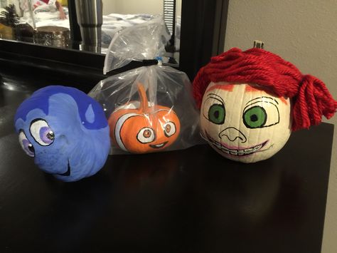 Painted pumpkins: Darla, Nemo, and Dory Finding Nemo Pumpkin, Cubicle Halloween Decorations, Nemo Pumpkin, Nemo And Dory, Pumpkin Inspiration, Halloween Pumpkin Crafts, Creative Pumpkin Decorating, Dory Nemo, Pumpkin Books